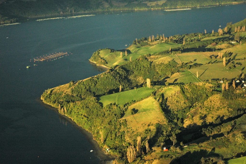 Vista aérea de la costa y el mar interior de la Península de Rilán, Chiloé